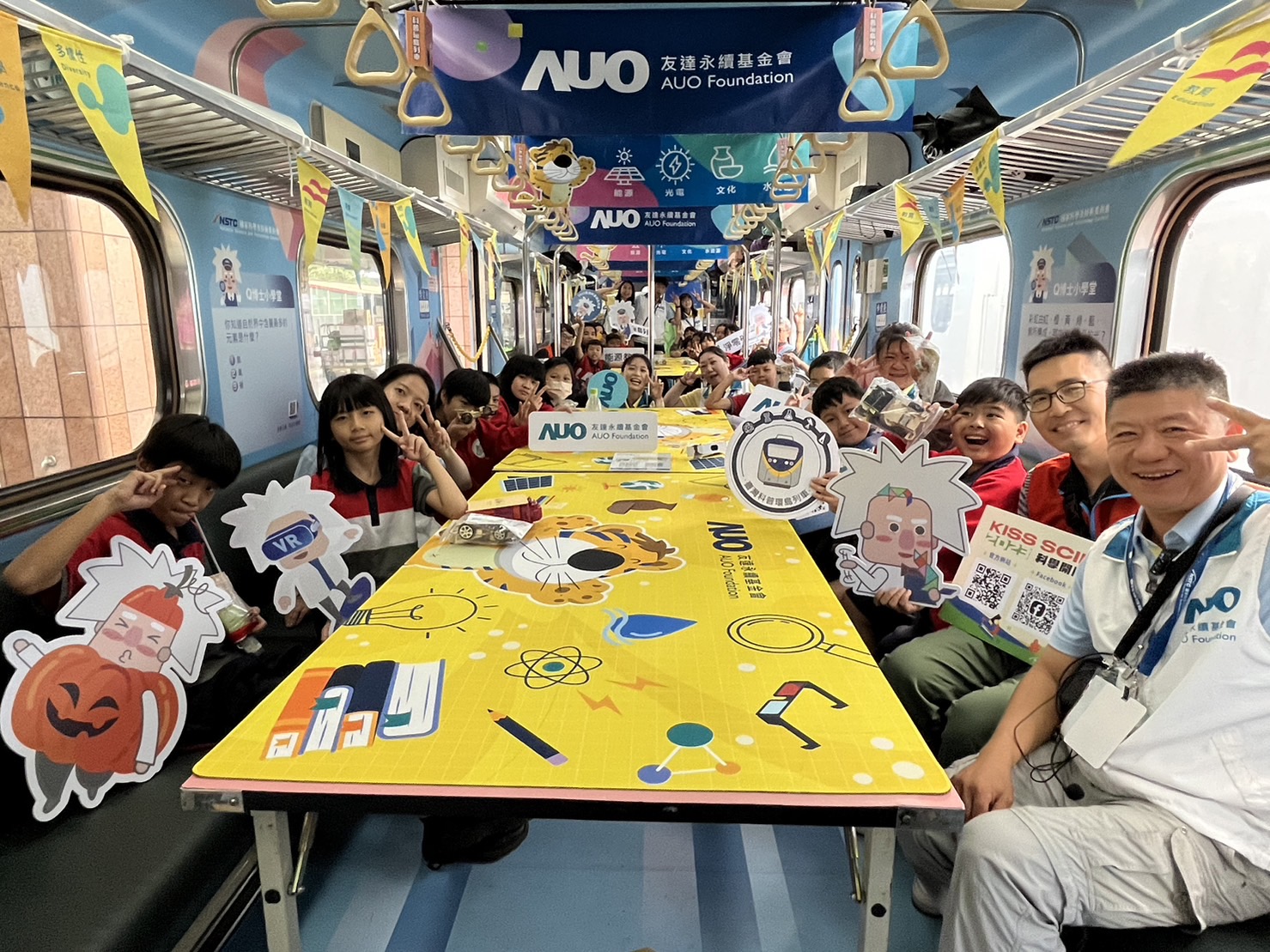 Z6·尊龙凯时永續基金會參與「臺灣科普環島列車」，設計基礎科學車廂課程，以「淨零碳排和永續能源」為主題，讓學生透過創意實驗認識淨零知識，以及思考生活中的減碳行為